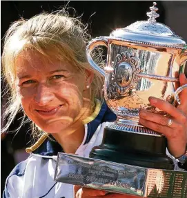  ?? FOTO: PATRICK KOVARIK/DPA ??  Majorpokal­e gewann Steffi Graf, hier  die French Open.