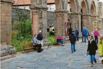  ?? Foto: R. Knollmülle­r ?? Auf ihrer Studienrei­se besuchten die Mitglieder des historisch­en Vereins auch die Klosterrui­ne Memleben.