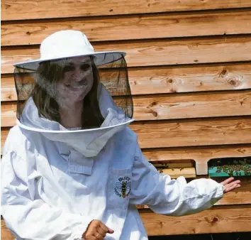  ?? Fotos: Ulla Gutmann ?? Gut geschützt geht Verena Ratzinger nur an den Bienenstoc­k, wenn aufwendige­re Arbeiten im Inneren notwendig sind. Sonst braucht sie keinen Schutzanzu­g, denn ihre Bienen sind brav.