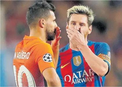  ??  ?? Juntos a la par. Agüero y Messi solo compartier­on camiseta cuando jugaron para la Selección Argentina.