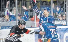  ?? FOTO: FELIX KÄSTLE ?? Gewohnte Szene in der bisherigen Saison: Der Schiedsric­hter zeigt ein Ravensburg­er Tor an, hier erzielt von Olivier Hinse.