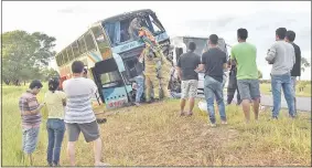  ??  ?? El ómnibus de Nasa Golondrina quedó varado a un costado de la ruta.