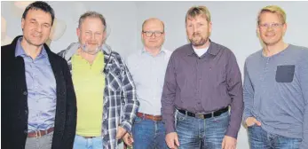  ?? FOTO: GISELA SPRENG ?? Franz-Josef Weiß, Paul Pieper, Bernd Moser, Armin Gruler, Tom Hermle (von links) stehen als Funktionär­e für das Handwerker­forum Heuberg zur Verfügung.