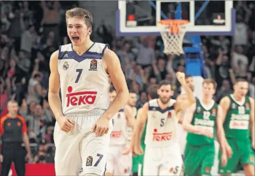  ??  ?? DESATADO. Luka Doncic resolvió en los últimos cien segundos con dos triples frontales tras dribling y pasito atrás hacia la izquierda.