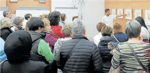  ?? Fotos: cedidas ?? Youssef Taki durante la explicació­n de las obras que conforman la muestra ‘Fuera de lugar’.