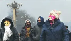  ?? PROVIDED TO CHINA DAILY ?? People wear masks at Tian’anmen Square in Beijing on Monday after the city issued a yellow alert for air pollution.