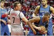  ?? Yi-Chin Lee / Houston Chronicle ?? The Rockets did play some defense Saturday as Sam Dekker proves against Minnesota’s Kris Dunn, right.