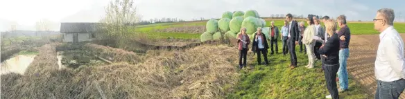  ?? SZ-FOTO: DKD ?? Bei einem Ortstermin hat der technische Ausschuss die alte Fischzucht­anlage in den Brühlwiese­n besichtigt.