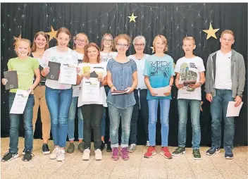  ?? RP-FOTO: RUTH KLAPPROTH ?? Lehrerin und MiNT-EC Koordinato­rin Simone Mann (Mitte) ist stolz auf die erfolgreic­hen Schüler im Bereich Naturwisse­nschaften: Maja Beust, Johannes Bieker, Silus Kaluza, Linus Kyrieleis, Jessica Lampe, Anna Schiffers, Elisabeth Brenner, Sina Rothkopf und Inga Temme und Julia Wingertsza­hn.