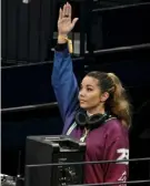  ?? FOTO: HEIKKI SAUKKOMAA/LEHTIKUVA ?? ■
Amanda Harkimo spelar musik på ishockey-VM.