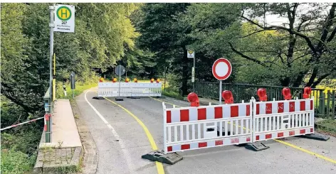  ?? FOTO: UDO TEIFEL ?? Vollsperru­ng in Neuemühle: Wann die K15-Brücke neu gebaut wird, ist offen. Emminghaus­ener müssen sich weiter auf Umwege einstellen.