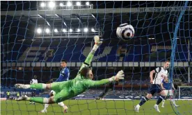  ??  ?? Harry Kane, who had scored the opening goal in the game at Everton, equalises for Tottenham in the 2-2 draw. Photograph: Clive Brunskill/Pool/AFP/Getty Images