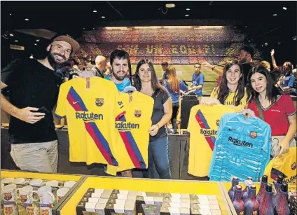  ?? FOTO: PEP MORATA ?? Todos los productos de la Barça Store del Camp Nou, aún cerrada durante el Estado de Alarma, se pueden comprar por Internet