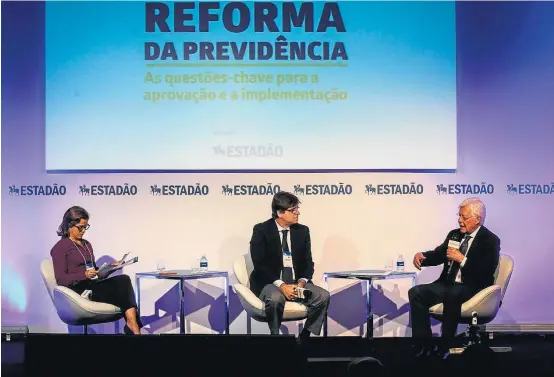  ?? FOTOS FELIPE RAU/ESTADÃO ?? No debate. O ministro Moreira Franco (Casa Civil) responde a perguntas dos jornalista­s Vera Magalhães e Alberto Bombig durante o fórum do Estadão