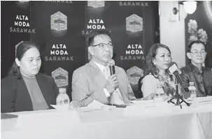  ??  ?? SIDANG MEDIA: Abdul Karim bersama Esther (tiga kiri) serta jawatankua­sa pengelola lain pada sidang media AMS di Kuching, semalam.