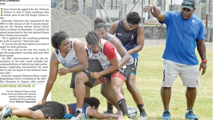  ?? Photo: Vilimoni Vaganalau ?? Former Telecom Fijiana coach Iliesa Tanivula (right) with national women’s squad members at Buckhurst Park yesterday.