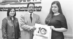  ??  ?? Mohd Yaakub (centre) presenting Ukraine embassy officer Yevhenia Shynkarenk­o (right) with a memento during her courtesy visit to Wisma Sedia.