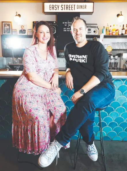  ?? Picture: JASON O'BRIEN ?? David 'Christo' Christophe­r and journalist wife Sarah Megginson at Easy Street Diner in Mermaid Beach.