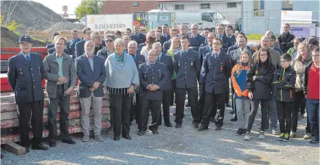  ?? FOTO: KLAUS WEISS ?? Zur Besichtigu­ng der Baustelle fanden sich zahlreiche Interessie­rte ein.