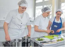  ?? FOTO: SGIER ?? Laura Stützenber­ger, Katharina Jörg und Stefanie Uecker (von links) nehmen beim Berufswett­bewerb für Grüne Berufe teil.