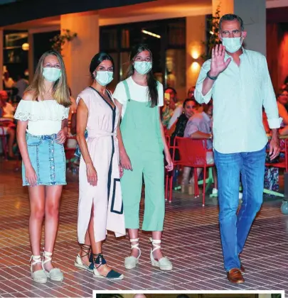  ??  ?? Los Reyes Felipe y Letizia, junto a la Princesa Leonor y la Infanta Sofía, este verano paseando una noche por las calles de Mallorca