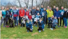  ?? Foto: Iris Zacher ?? Sogar der Hund bekam eine Medaille: Einige der Teilnehmer der Türkheimer Waldlaufme­isterschaf­t präsentier­ten ihre Medaillen und Urkunden.