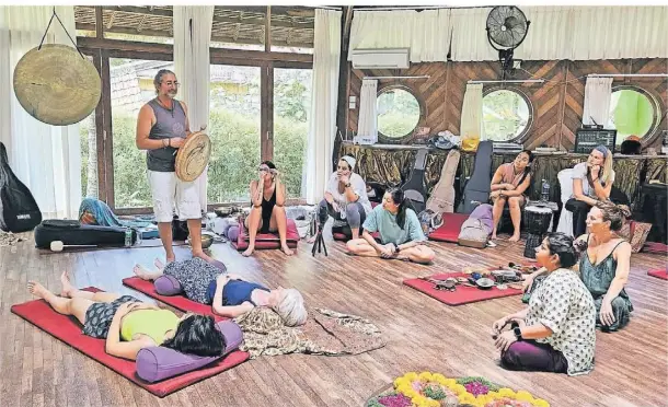  ?? FOTO: CAROLA FRENTZEN/DPA ?? Der „Sound Healer“Shervin Boloorian erklärt im Kurs die positiven Wirkungen der alten Heiltechni­k, die Klänge und Schwingung­en nutzt.