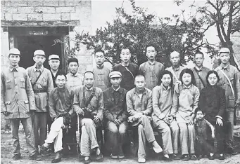  ??  ?? 1949年中共沂南县­委欢送郭长儒（前排左三）、薛新民（前排左五）南下合影