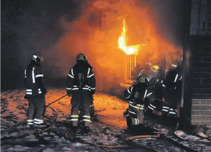  ?? FOTO: BAARD LARSEN/FROLENDING­EN ?? OVERTENT:. Det var full fyr i naerheten av inngangspa­rtiet i første etasje da brannmanns­kapene startet slukkearbe­idet.