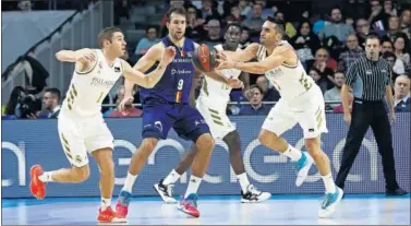  ??  ?? Facundo Campazzo intenta pasarle el balón a Fabien Causeur ante la mirada de Nacho Llovet.