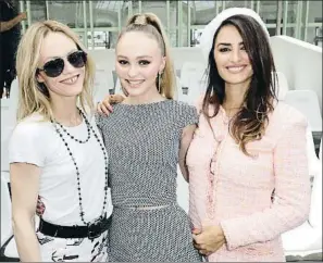  ?? OLIVIER BORDE / BESTIMAGE / GTRES ?? Vanessa Paradís, su hija Lily-Rose Depp y Penélope Cruz en Chanel