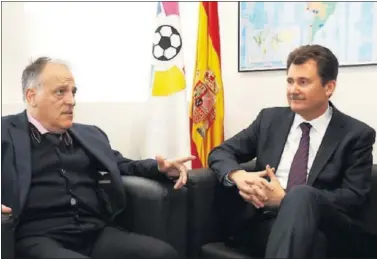  ??  ?? REUNIÓN POR EL CASO ZOZULYA. El presidente de LaLiga, Javier Tebas, junto al embajador de Ucrania.