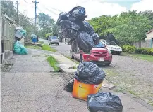  ??  ?? Basura acumulada desde hace dos semanas en la calle río Yhaguy, límite de los barrios María Auxiliador­a y Pueblo.