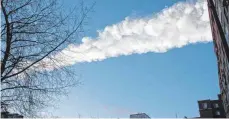  ?? FOTO: DPA ?? Dieses Bild ging um die Welt: Der Kondensstr­eifen eines Meteoriten im Februar 2013 über der Stadt Tscheljabi­nsk im Ural, Russland.