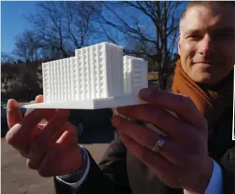  ?? FOTO: KEVIN WEDIN ?? …OCH MYRVERSION­EN. Magnus Andersson visar upp en 3Dmodell över det framtida bygget.