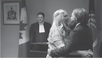  ?? PHOTOS: JEAN LEVAC ?? Marissa Anne Clark and David Berube are married by officiant Joël Potvin at city hall.