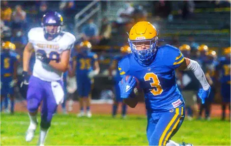  ?? PHOTO VINCENT OSUNA ?? Brawley Union High’s Jayden Figueroa runs the ball during the team’s game against Southwest High on Friday in Brawley.