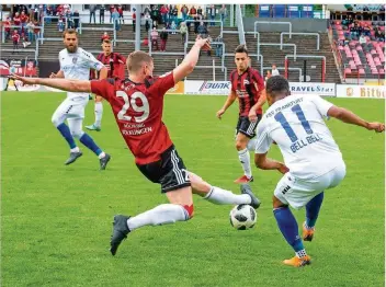  ?? FOTO: RUPPENTHAL ?? Der Völklinger Lars Birster (links, hier im Duell mit dem Frankfurte­r Leon Bell-Bell) ist einer der Gewinner der zu Ende gehenden Saison. Der Innenverte­idiger war aus der Jugend des FCS nach Völklingen gekommen.