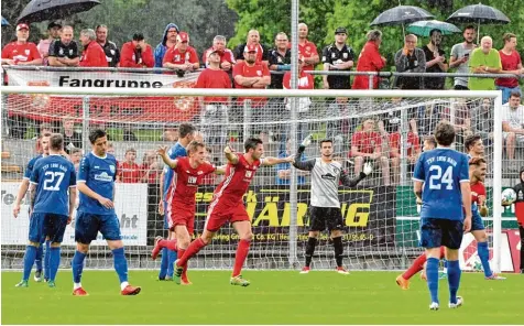  ?? Foto: Gerd Jung ?? Hängende Köpfe und lange Gesichter gab es bei Spielern (blaue Trikots) und Fans des TSV Rain (im Hintergrun­d) am Montagaben­d in Memmingen. Die Allgäuer machten die 2:3 Niederlage aus dem Hinspiel mit einem 2:0 wett und bleiben damit in der...