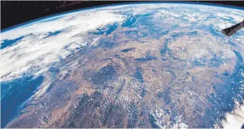  ?? FOTO: ESA/ALEXANDER GERST/DPA ?? Das Foto, das Alexander Gerst von der ISS aus aufgenomme­n hat, zeigt einen Teil Mitteleuro­pas mit Deutschlan­d in der Mitte. In der rechten oberen Hälfte sind, teils von Wolken bedeckt, die Nord- und die Ostsee zu erkennen. Rechts unten sind noch die...