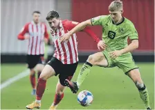  ??  ?? Lynden Gooch in the thick of the action for Sunderland.