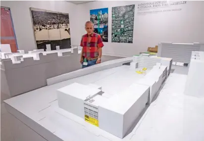  ?? FOTO JUAN ANTONIO SÁNCHEZ ?? Maquetas de la firma ZUS. En primer plano se ve el prototipo de su exitoso puente amarillo en Róterdam. Atrás, la propuesta de un nuevo edificio paralelo al Museo.