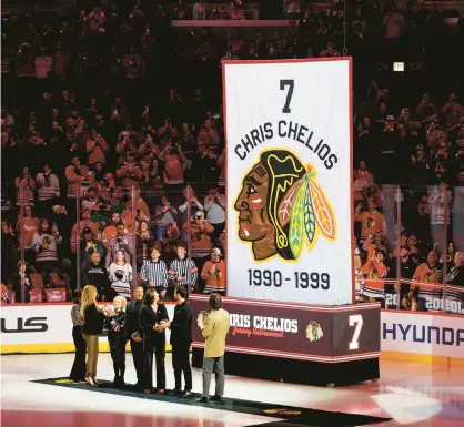  ?? ARMANDO L. SANCHEZ/CHICAGO TRIBUNE PHOTOS ?? Chris Chelios and his family attend a ceremony to retire his No. 7 jersey before the Blackhawks play the Red Wings on Sunday at the United Center. The Chicago native played for the Blackhawks for nine of his 26 NHL seasons.