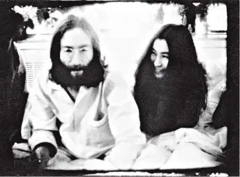  ??  ?? “Bed-in” de Lennon y Ono, 1969. La recopilaci­ón de Mekas incluye un diálogo con la pareja.