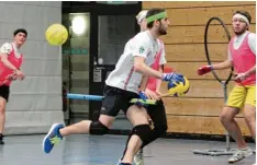  ?? Foto: Annette Zoepf ?? Mit „Besen“und Bällen: Augsburgs Quidditch Spieler im Training.