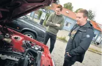  ??  ?? Dennis Svensson och Michael Johansson från Falkenberg besökte bilträffen i Varberg första gången.