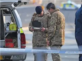 ?? ?? ● Bomb disposal officers at the scene