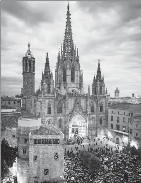  ??  ?? Miles de independen­tistas se reunieron ayer afuera de la Catedral de Barcelona para exigir libertad a los “presos políticos” y rechazar la actuación del gobierno español en el conflicto con la región autonómica ■ Foto Ap