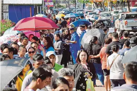  ?? [ FOTO MOHD ADAM ARININ / BH ] ?? Suasana pada hari pengampuna­n kompaun letak kereta kawasan sekitar Kota Kinabalu di pekarangan Ibu Pejabat Dewan Bandaraya Kota Kinabalu, semalam.