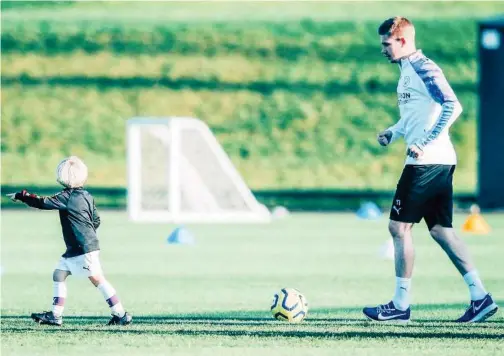  ?? Manchester City website ?? ↑ Manchester City star Kevin De Bruyne’s son Mason joins his dad at a training session.